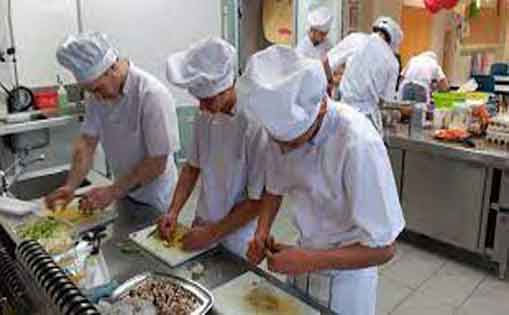 Se necesita ayudante/a de cocina para colegio religioso 10€/h