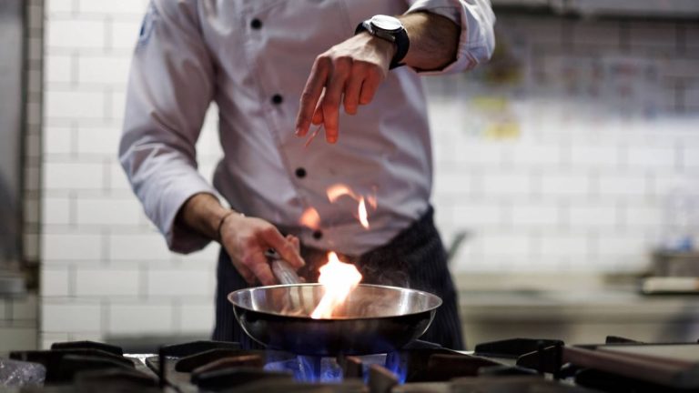 Se necesita cocineros y ayudantes de cocina 900-1.500€/mes
