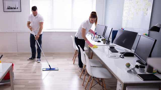 trabaja como limpiador/a